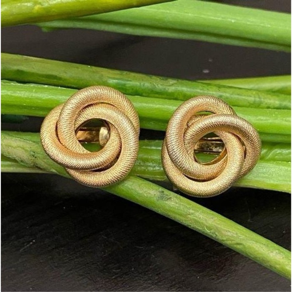 Vintage 1965 Sara’s Circle signed Sara Coventry clip earrings. Gold tone